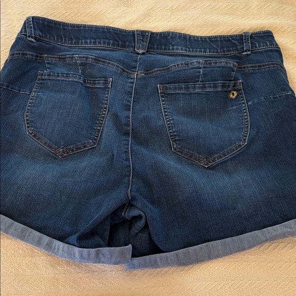 NWOT 18W Democracy Dark Blue Jean cuffed Shorts - Picture 5 of 5